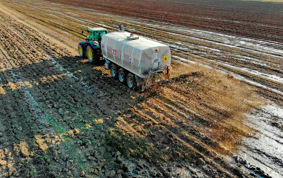 Aplicación de abono en el campo