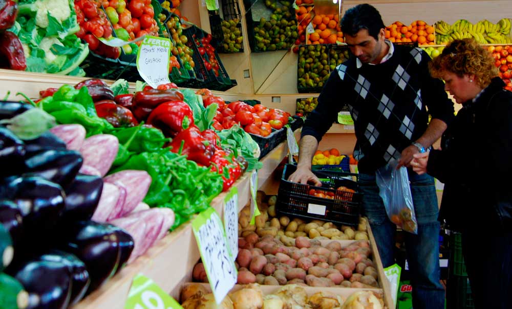 Compra de frutas y hortalizas en tienda local