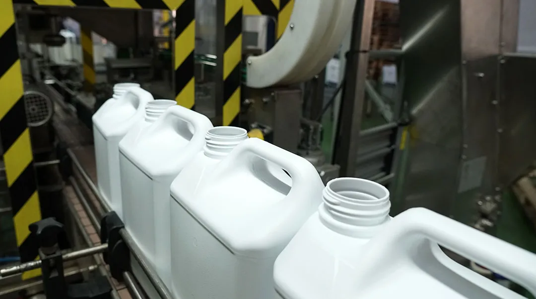 Llenado de envases de agronutrientes de cinco litros