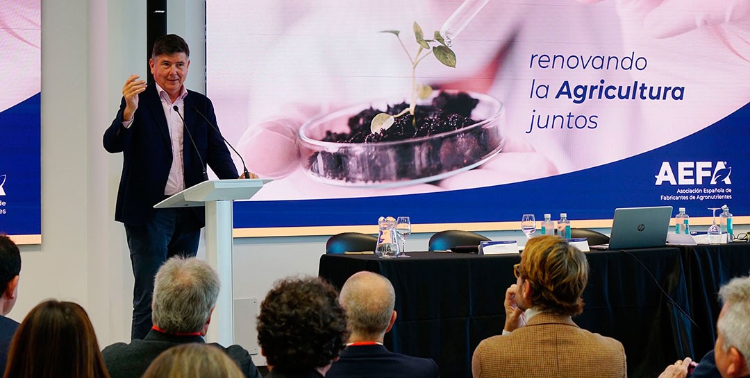 Manuel Pimentel durante la asamblea de AEFA