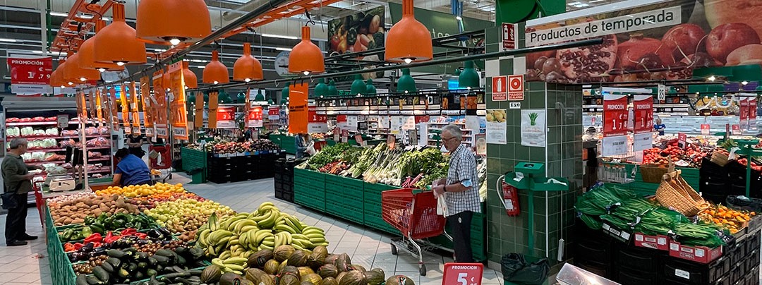 Supermercado con frutas y hortalizas frescas